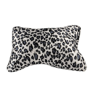 Forme la pequeña almohada de la esponja del resto de la mano de las herramientas del arte del clavo del leopardo