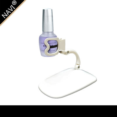 El arte blanco plástico del clavo equipa la botella del esmalte de uñas pegada con el gel ULTRAVIOLETA