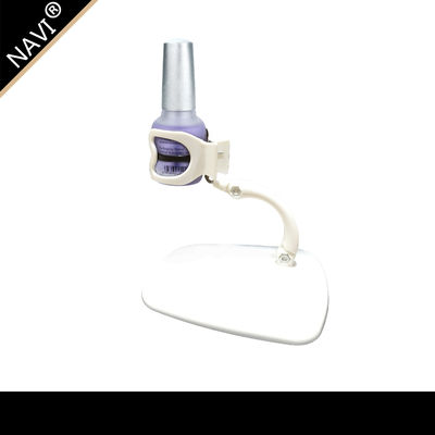 El arte blanco plástico del clavo equipa la botella del esmalte de uñas pegada con el gel ULTRAVIOLETA